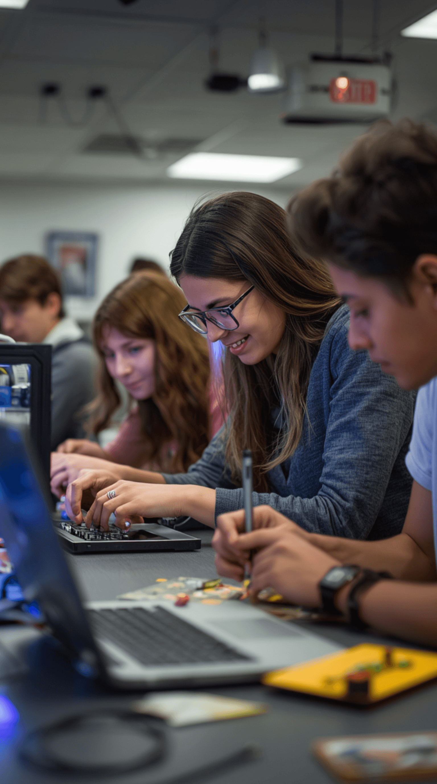 Estudantes a trabalhar com tecnologia e inteligência artificial em ambiente educativo