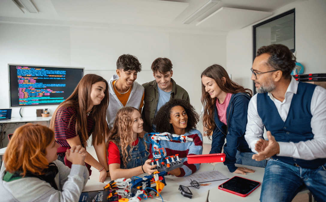 Professor e estudante a trabalhar com prototipagem e tecnologia educativa